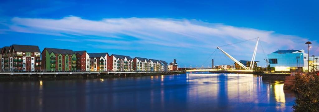 Luxury 2 Bedroom Waterfront Apartment With Balcony Ньюпорт Экстерьер фото