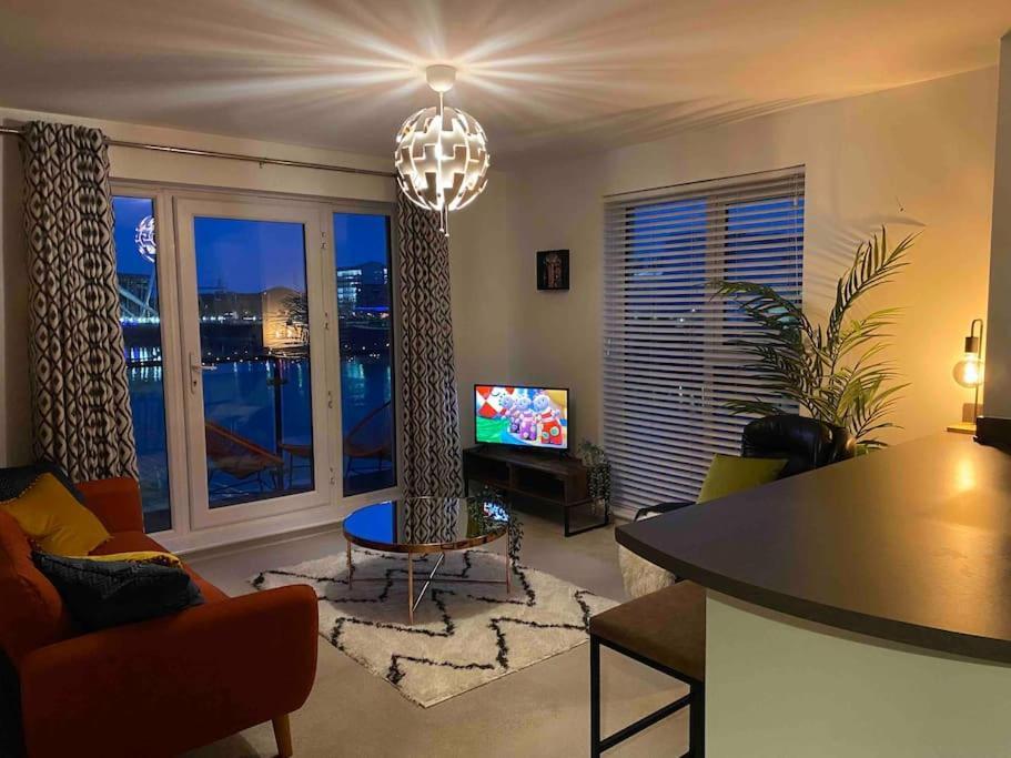 Luxury 2 Bedroom Waterfront Apartment With Balcony Ньюпорт Экстерьер фото