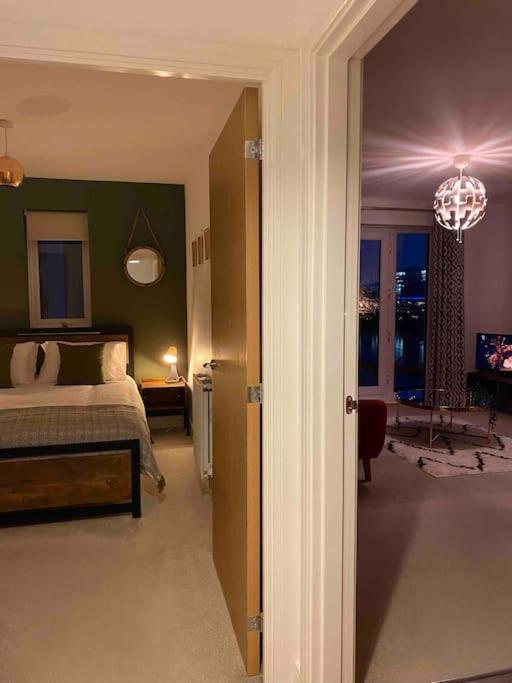Luxury 2 Bedroom Waterfront Apartment With Balcony Ньюпорт Экстерьер фото