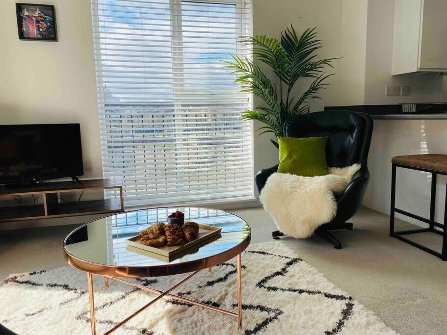 Luxury 2 Bedroom Waterfront Apartment With Balcony Ньюпорт Экстерьер фото
