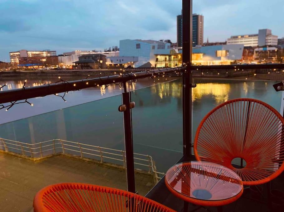 Luxury 2 Bedroom Waterfront Apartment With Balcony Ньюпорт Экстерьер фото