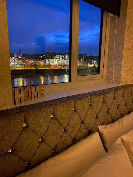 Luxury 2 Bedroom Waterfront Apartment With Balcony Ньюпорт Экстерьер фото