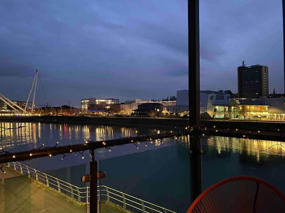 Luxury 2 Bedroom Waterfront Apartment With Balcony Ньюпорт Экстерьер фото