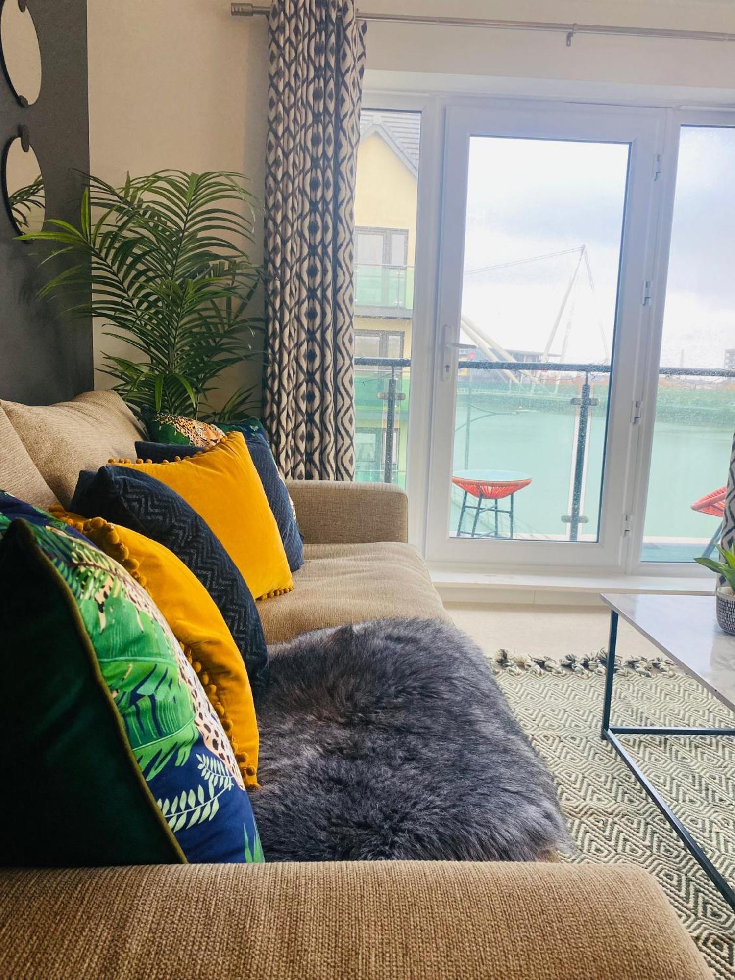 Luxury 2 Bedroom Waterfront Apartment With Balcony Ньюпорт Экстерьер фото